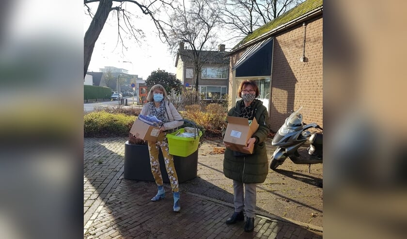 <p>Twee dames uit Ochten en IJzendoorn in actie voor 'Samen is Leuker'. (foto: organisatie Samen is Leuker)</p>