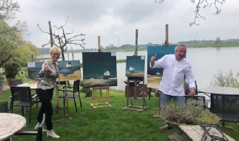 <p>Beide creatieve ondernemers met een deel van de expositie. F(foto: Liana van de Vendel)</p>