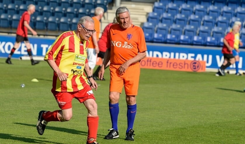 <p>Jacq. Pouwels (Juliana'31) troeft Sjaak Swart (Oranje) af. (foto: Harry Smits)</p>