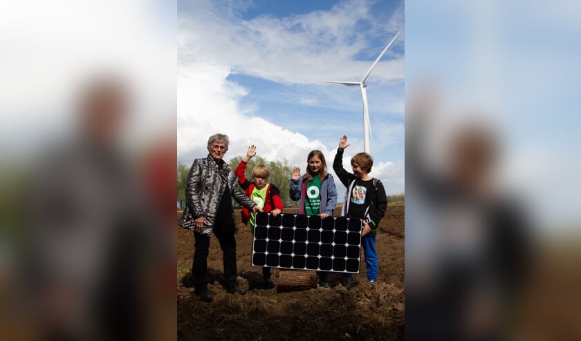 <p>Voorzitter Leidy van der Aalst van Energiecoöperatie WPN kocht de eerste Zonaandelen voor haar kleinkinderen. (foto: Kees Huizer)</p>