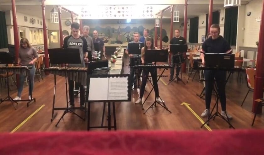 <p>De malletband Sint-Andreas is al weer druk aan het oefenen voor de kermisoptocht begin juli. (foto: Alex Mulder)</p>