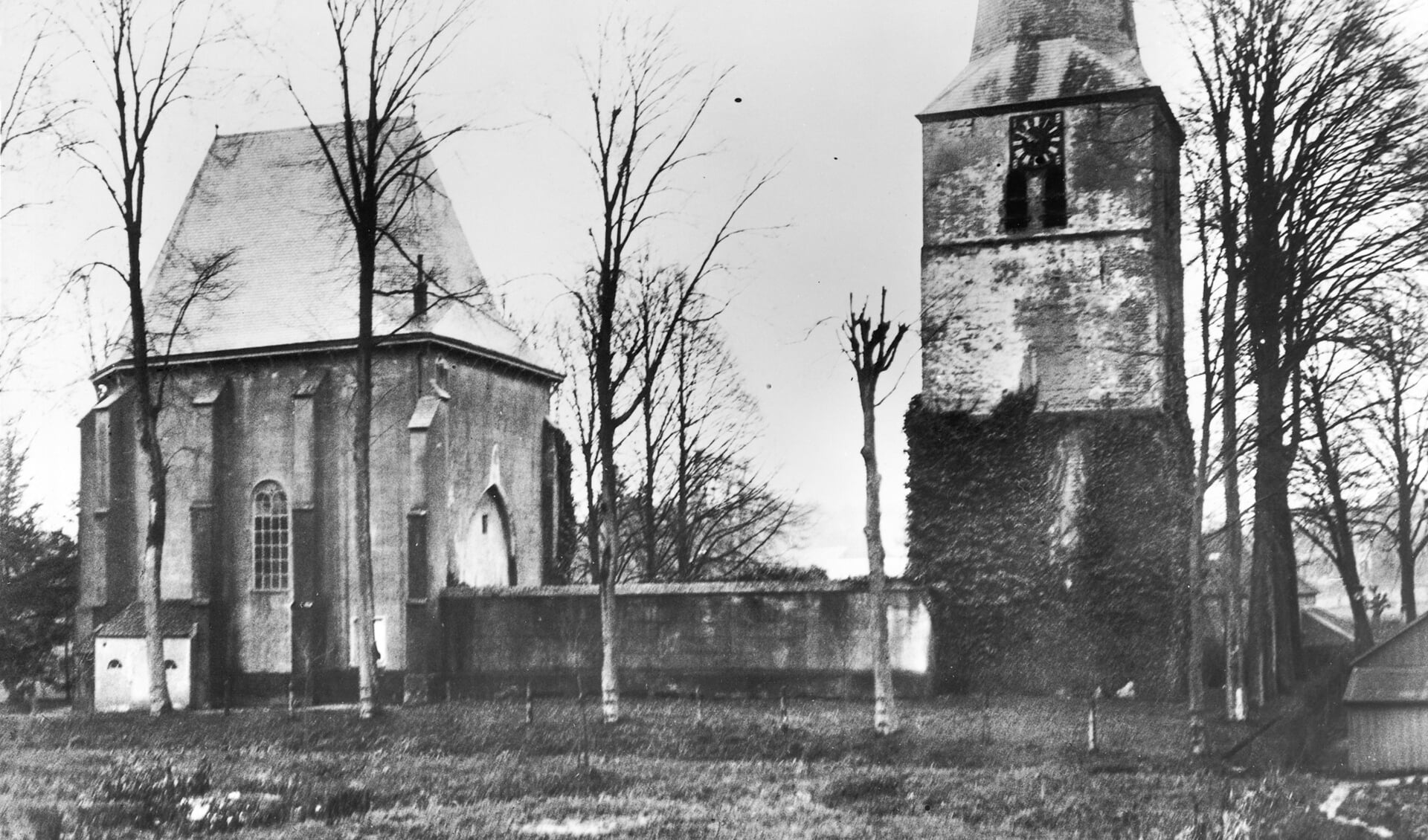 De kerktoren aan de Kerkstraat, gezien vanaf de Ottenhoffstraat met op de voorgrond de plek waar in 1870 de fossiele hoorn gevonden is.(foto: Rijksdienst voor de Monumentenzorg, 1924)