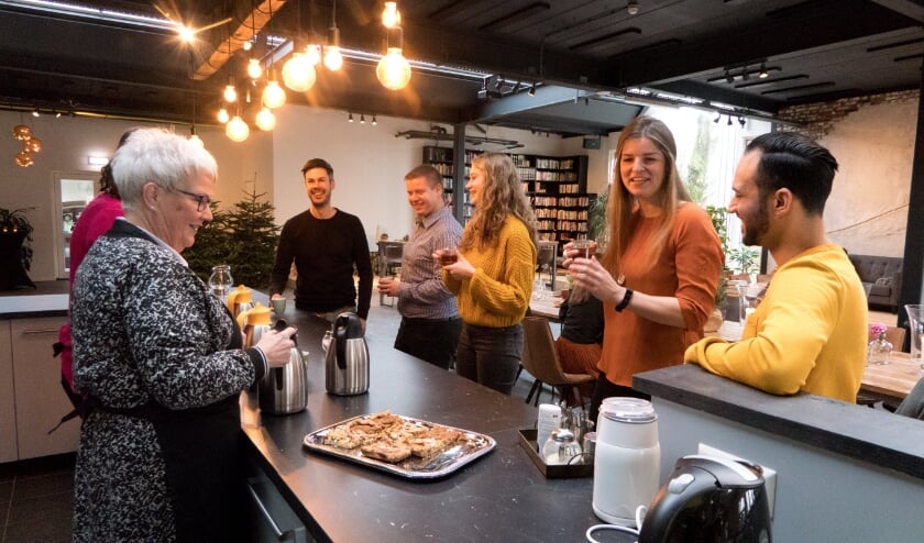<p>Gezellig koffie drinken in De Stek. Je bent welkom! (foto: KerkvoorNu)</p>