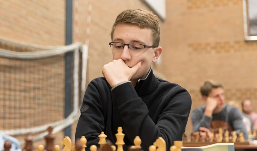 <p>Rembrandt Bruil in actie tijdens het Nederlands Jeugdschaakkampioenschap. (foto: Harry Gielen)</p>