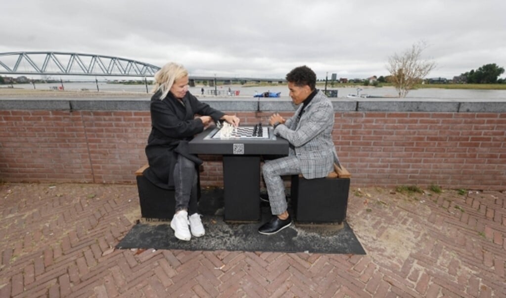 Opening schaaktafel aan Waalkade bij basketbalveldje door Julius, bedenker en Monique Esselbrugge, wethouder