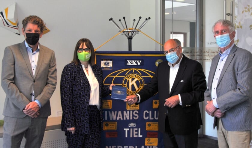 <p>Frits Beunke, een van de initiatiefnemers van Kiwanis Club Tiel, overhandigt het boekje aan Ella Kok-Majewska, directeur/streekarchivaris van het RAR. Links op de foto Folkert Beenen, laatste Kiwanis President, en rechts erelid Charles van Rossem. (foto: RAR)</p>