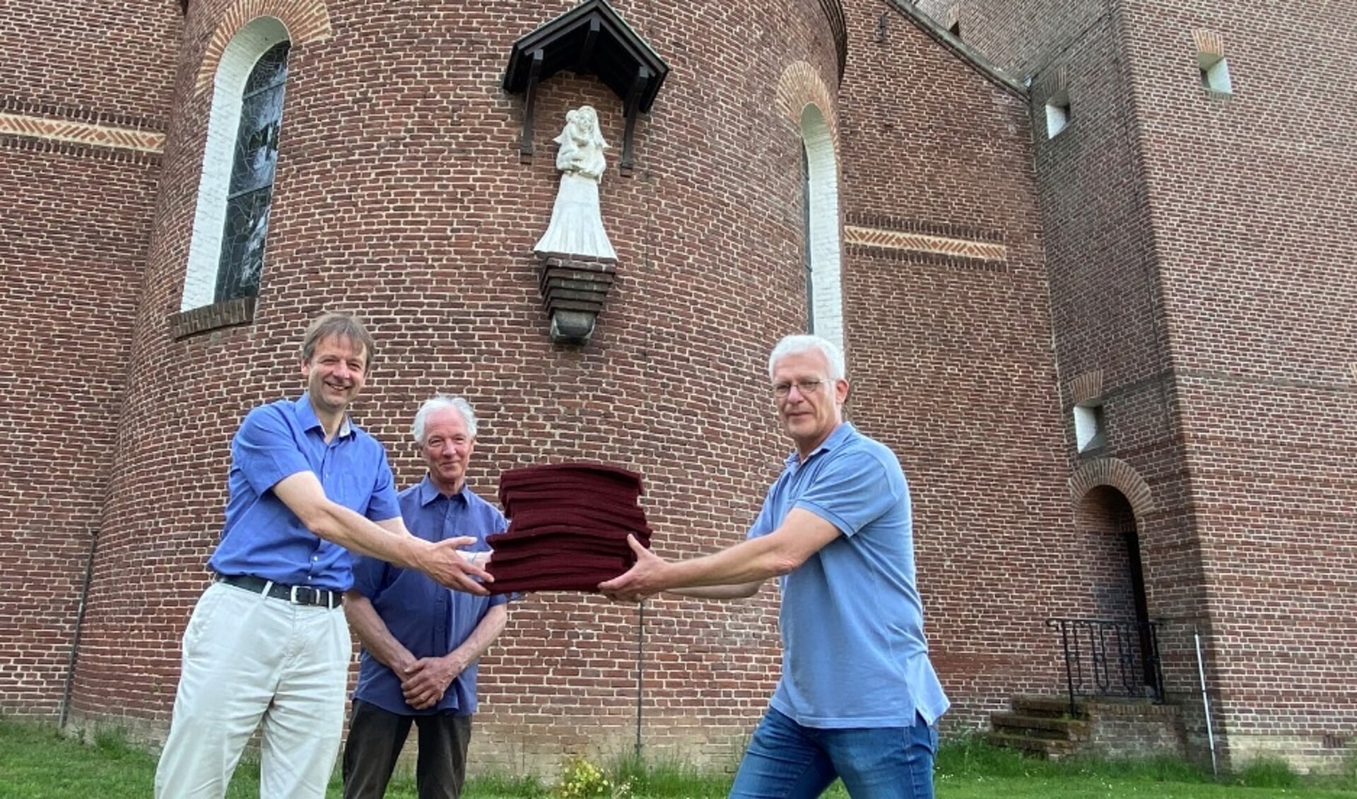 Van links naar rechts: pastor Peter Pot, koster Pierre Ronden en voorzitter Theo Jochoms. (foto: Marco Schoofs)