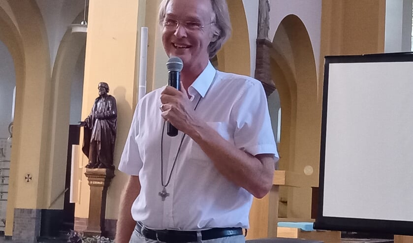 <p>Waarnemend pastoor Aloys van Velthoven blij met ondersteuning. (foto: Joop Verstraaten)</p>