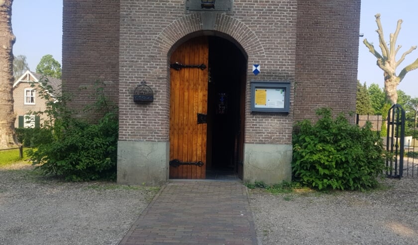 <p>De deur van de kerk in Hemmen staat uitnodigend open! (foto: Jan van den Brandhof)</p>
