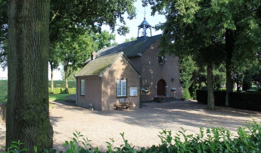 <p>Kerk Angeren in de zomer. (foto: Els de Clercq)</p>