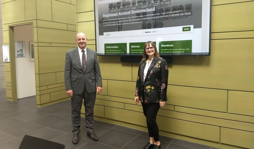 <p>Ton van Maanen, nieuwe voorzitter van het RAR, en directeur/streekarchivaris Ella Kok-Majewska voor de vernieuwde website. (foto: RAR)</p>