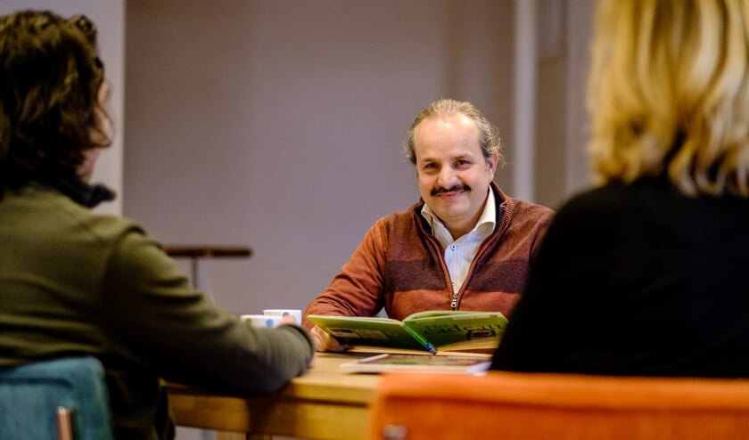<p>Mohammad Soliman in het Taalcafé. (foto: Marcel Krijgsman)</p>
