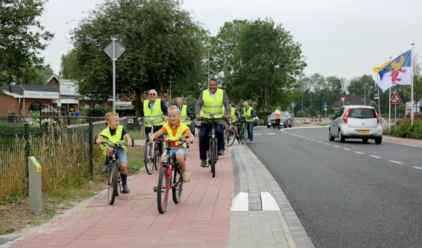 <p>Met twee goede gidsen voorop fietst wethouder Stefan van Someren samen met oud-wethouder Herman Gerritsen en omwonenden over de vernieuwde Broekdijk. (foto: 3JetFotografie)</p>