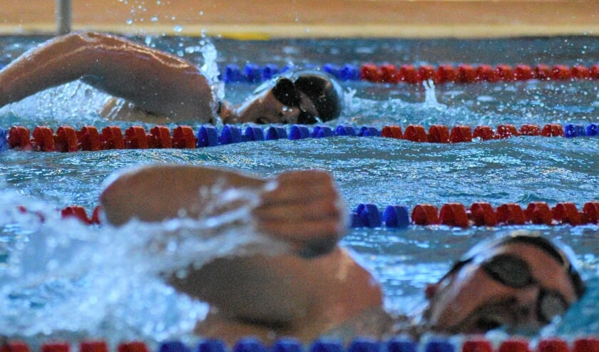 <p>Zwemmers in actie tijdens een wedstrijd. (foto: Esther Sprick)</p>