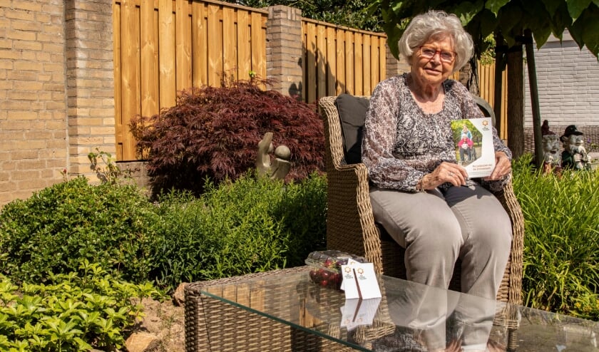<p>Joke Koopman heeft haar presentje ontvangen. (foto: Els Schipper)</p>