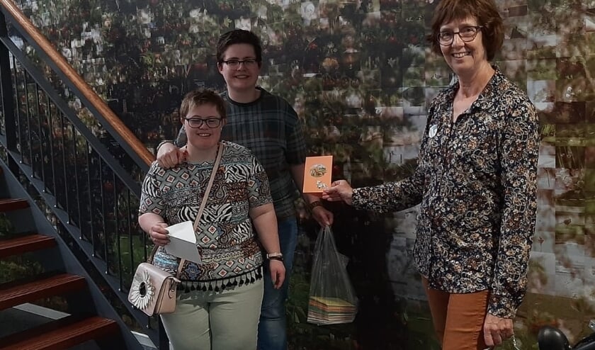 <p>Rikie neemt de mooie kaarten aan namens de bewoners. (foto: Elisabeth Sohl)</p>