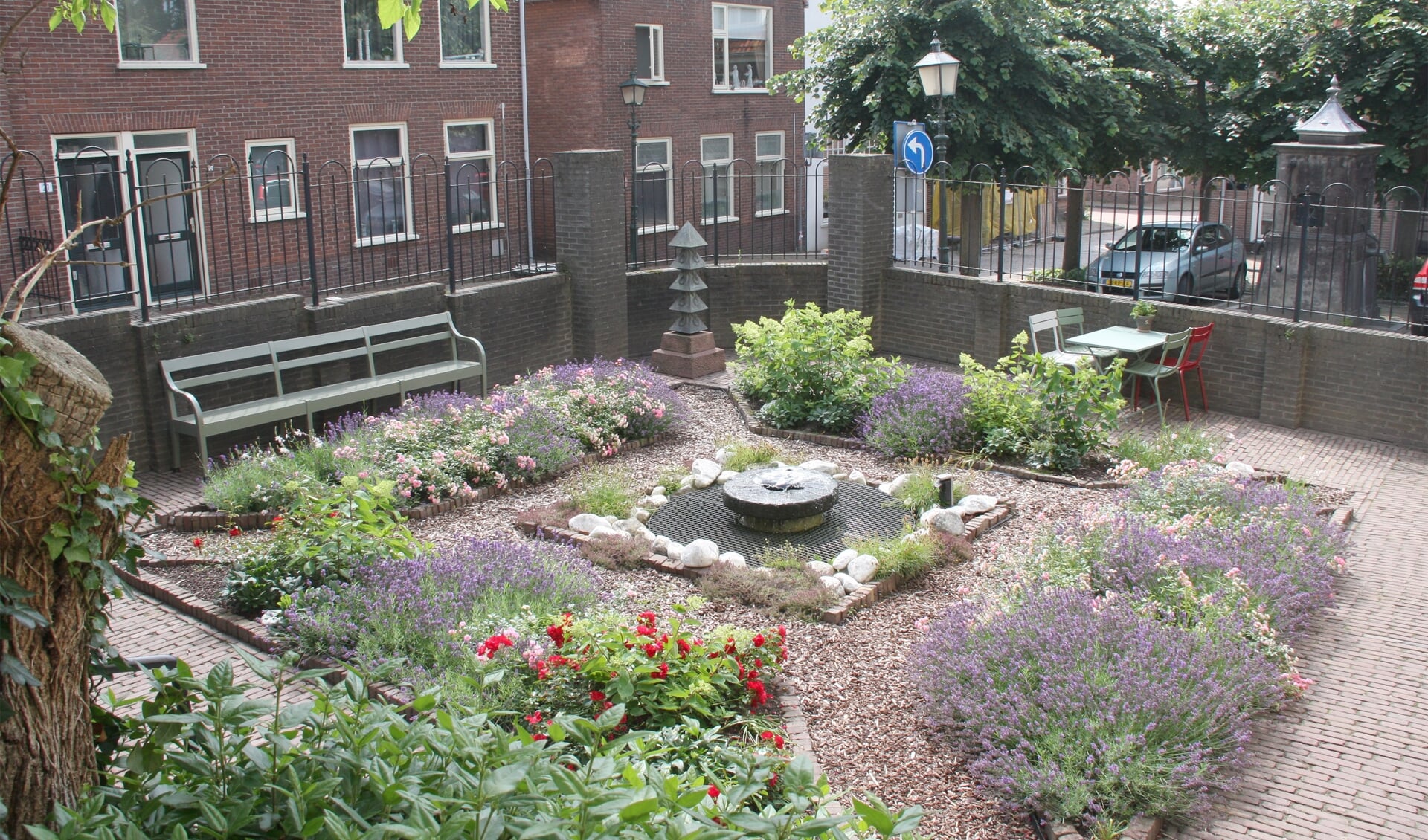 Bloementuin naast Stadsmuseum Rhenen. (foto: Willy Hoorn)