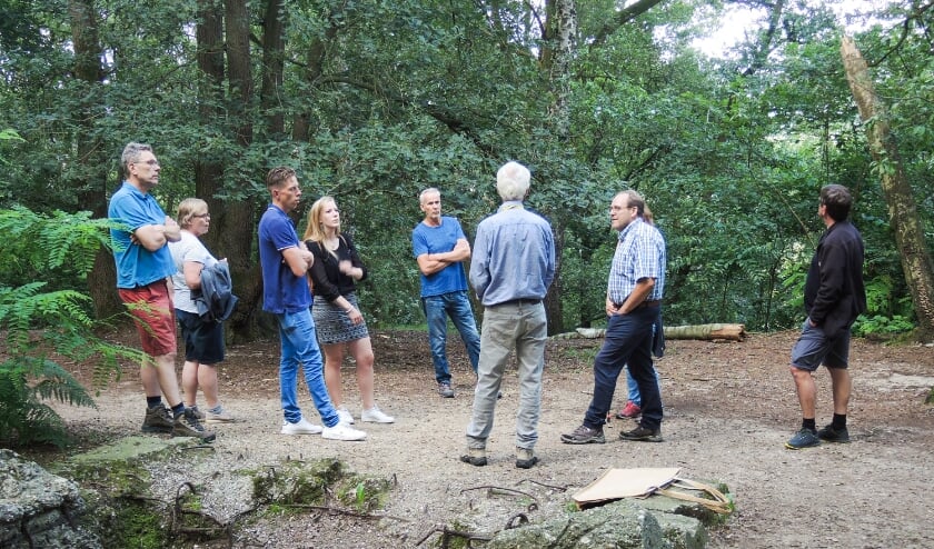 <p>De ruïne van een koepelkazemat is een van de vaste vertelplekken. (foto: Willy Hoorn)</p>