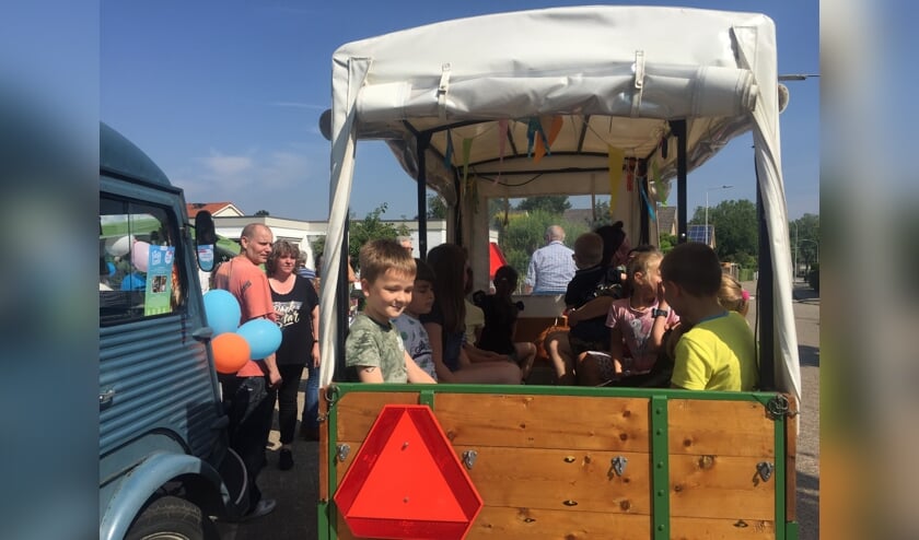 <p>Aftrap Lief & Leedstraten in Neder-Betuwe kinderen in kar. (foto: Welzijn Rivierstroom)</p>