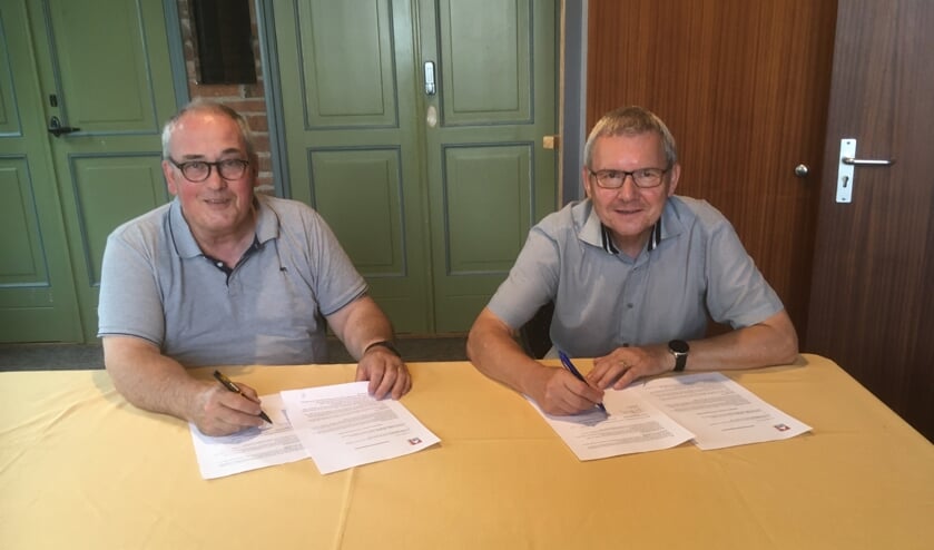 <p>Ondertekening contract door beide voorzitters. (foto: Arnold Ratering)</p>