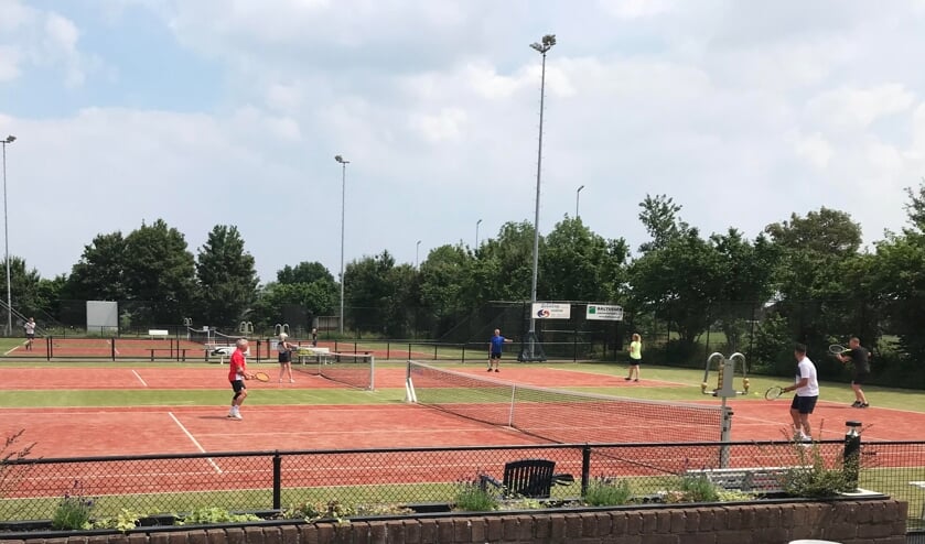 <p>Tennis op T.V. De Stuw. (oto: De Kersenplukkers)</p>