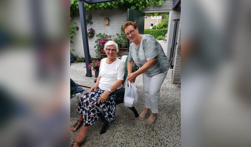 <p>Mevrouw Berentzen ontvangt haar kersen en aardbeien. (foto: Adrie Weenink)</p>