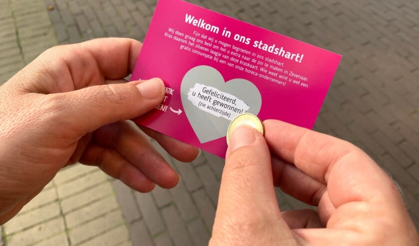 <p>Komende weken trakteren de winkeliers in het stadshart van Zevenaar op een gratis consumptie. Het motto: krassen en winnen. (foto: SAZ)</p>