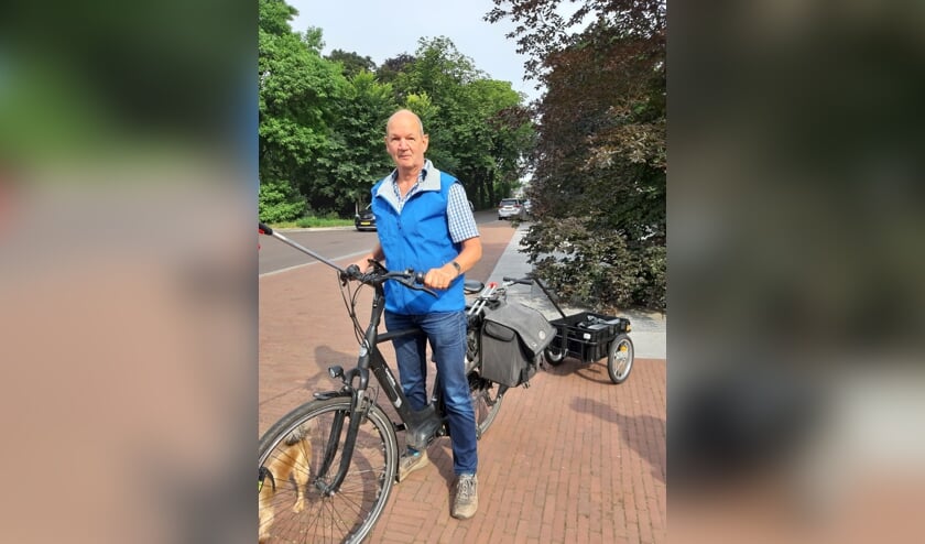 <p>Leo is er helemaal klaar voor, gewapend met stok en fietskar. (foto: Marga)</p>