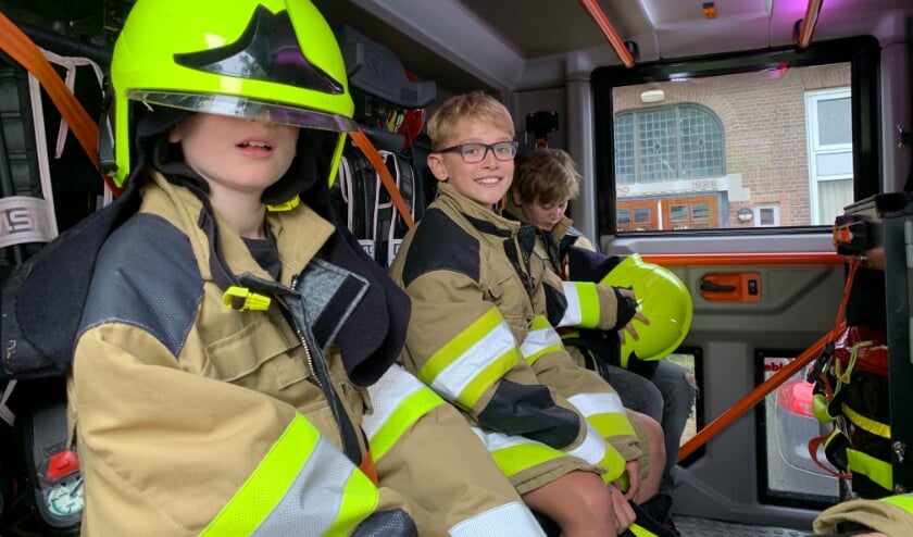 <p>We zwaaien leerlingen van groep 8 van De Meent uit! (foto: Gerrie Amperse)</p>