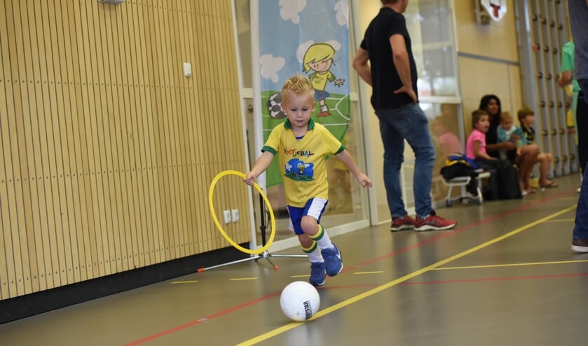<p>Kindje aan het voetjeballen. (foto: Guido Teekamp)</p>