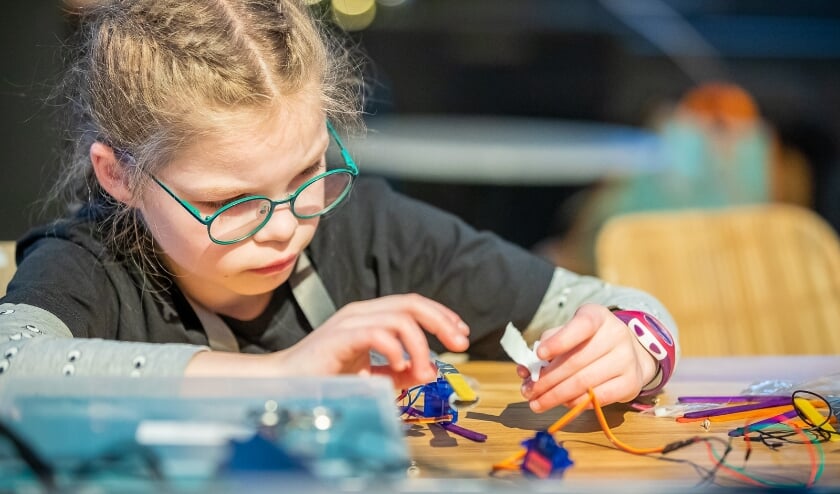 <p>Thuis aan de slag met een Digi Toolkit van de bieb. (foto: Marcel Krijgsman)</p>
