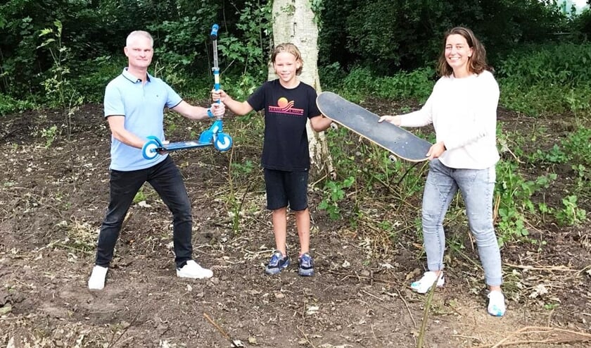<p>De initiatiefnemer van pumptrack tussen twee bestuursleden van het Vlinderfonds. (foto: Vlinderfonds)</p>