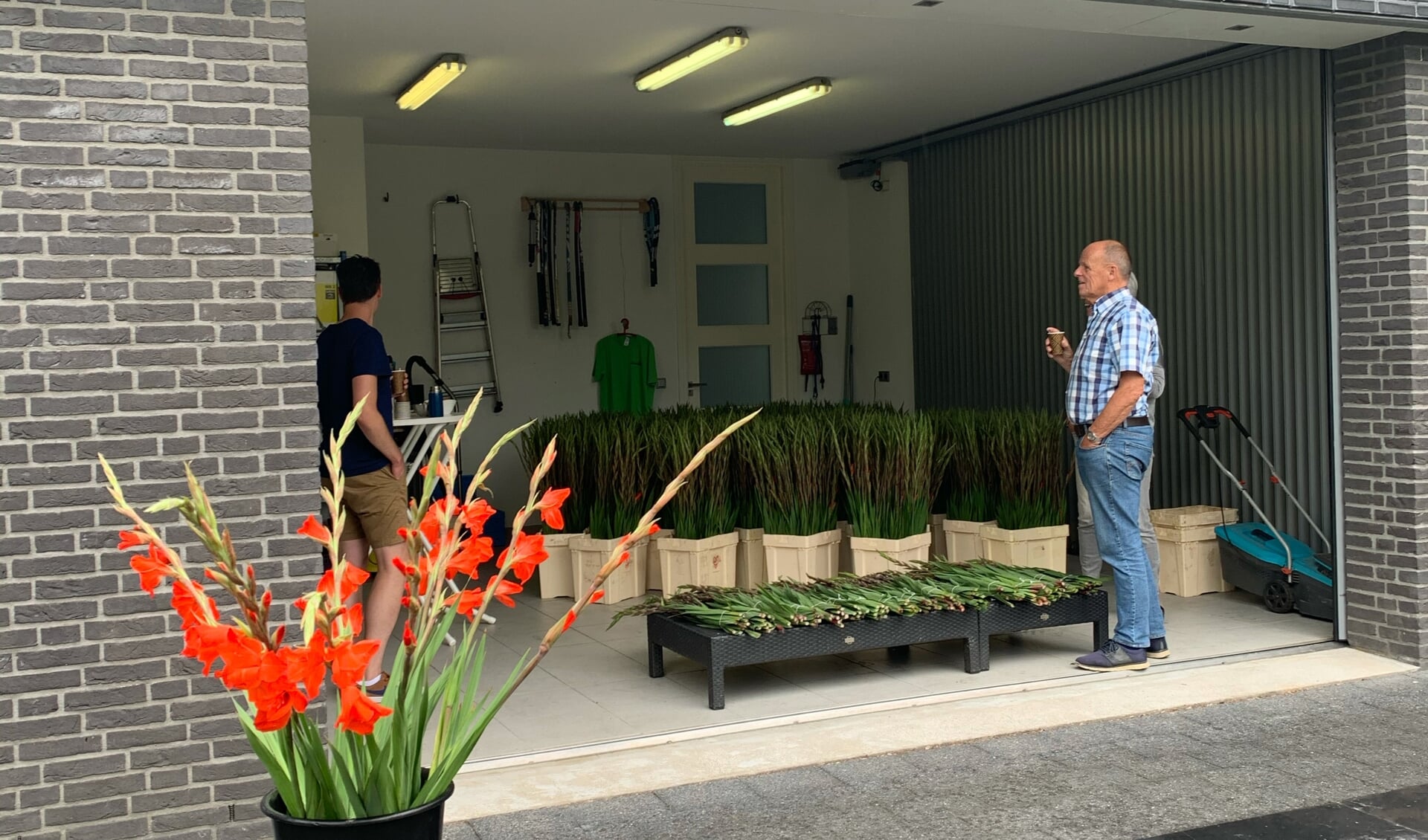 Vanuit een garage van een van de deelnemers werden de gladiolen verkocht. (foto Jeroen Sertons)