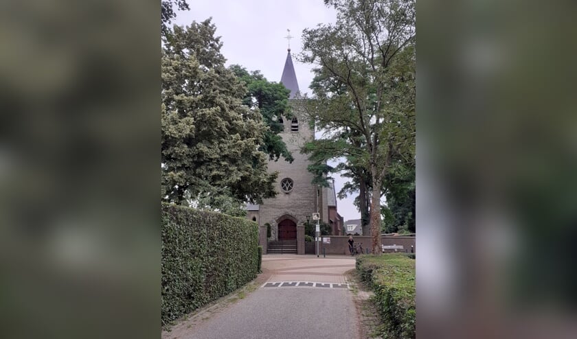 <p>Kerk Middelaar, onderweg tijdens 'Wandelen met Verhalen'.</p>