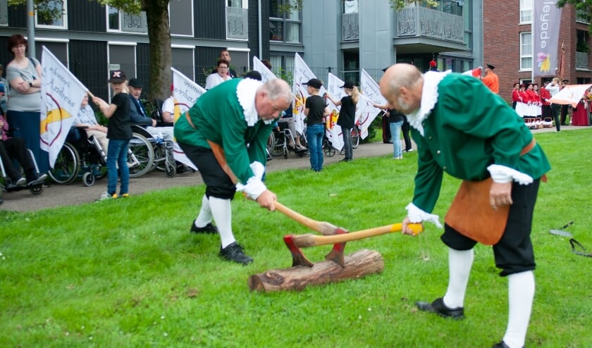 <p>De bielemannen van Andreas, in actie bij verpleeghuis Subenhara. (foto: Hans Bremer)</p>