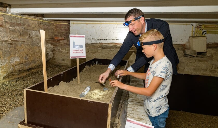 <p>Wethouder Dimitri Horsthuis- Tangelder en Mees Ilbrink bij de archeologiebak. (foto: Jan Adelaar)</p>