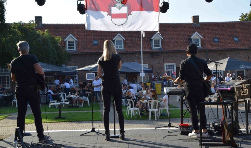 <p>De Perfect Showband tijdens de kermismatinee in 2020. (foto: Jaap Plattel)</p>