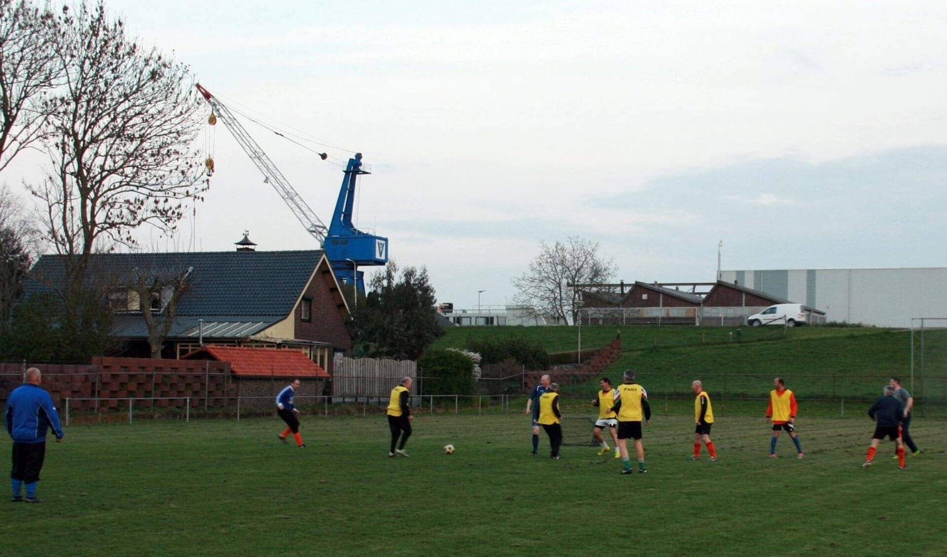 Een groepje voetballers actief op het veld in Huihuizen.n partijtje op maandagavond op het voetbalveld van Hulhuizen.