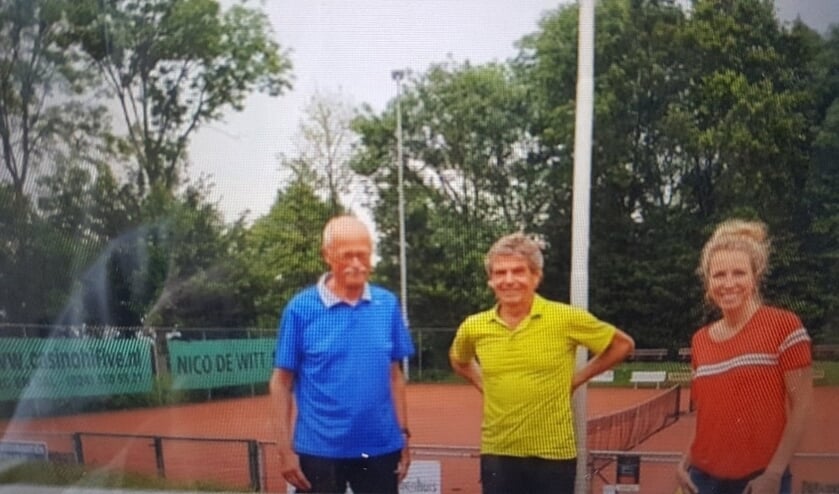 <p>Loesan Bottema (Forte Welzijn) met Andries Visser en Hans van Dijck van TV De Oorpsprong.</p>