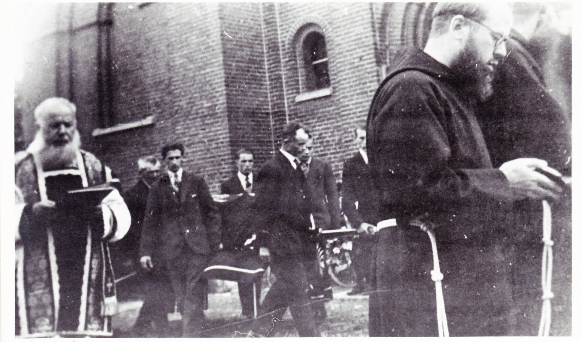 De begrafenisstoet verlaat met de overleden Familie Welles de R.K. Kerk naar de begraafplaats te Overasselt.