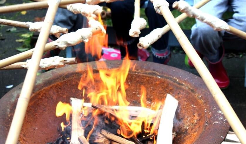 <p>Broodjes bakken bij kampvuur. (foto: Rianne Blom)</p>