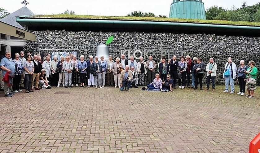 <p>KBO-leden Ooij voor museum in Asten. (foto: Bert Roodbeen)</p>
