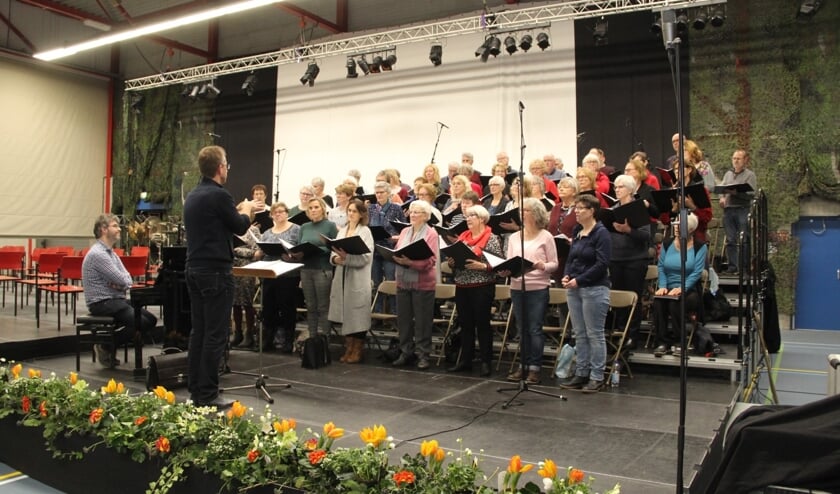 <p>Uitvoering van het koor in de Millingse sporthal. (foto: Erik Hell)</p>
