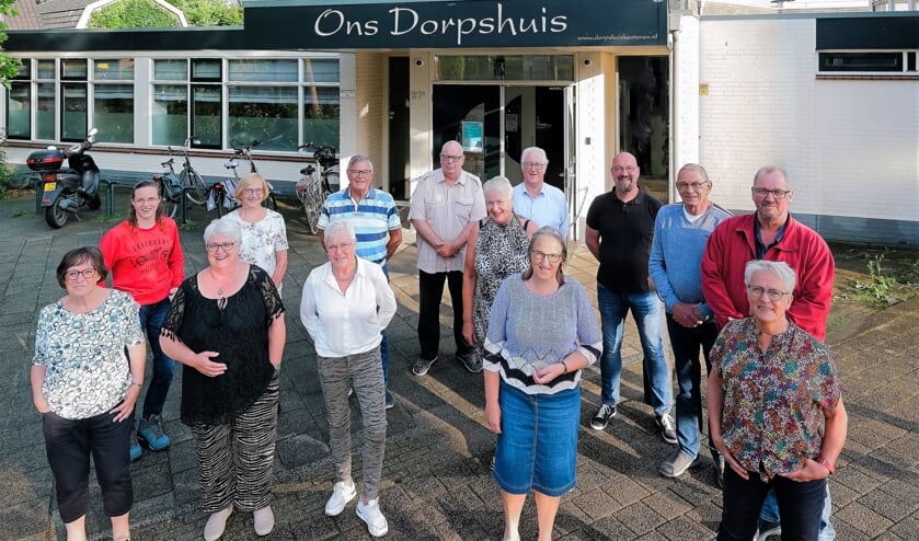 <p>Bestuur en vrijwilligers zijn trots en blij met het gerenoveerde pand van Ons Dorpshuis in Kesteren. (foto: Jan van den Brink)</p>