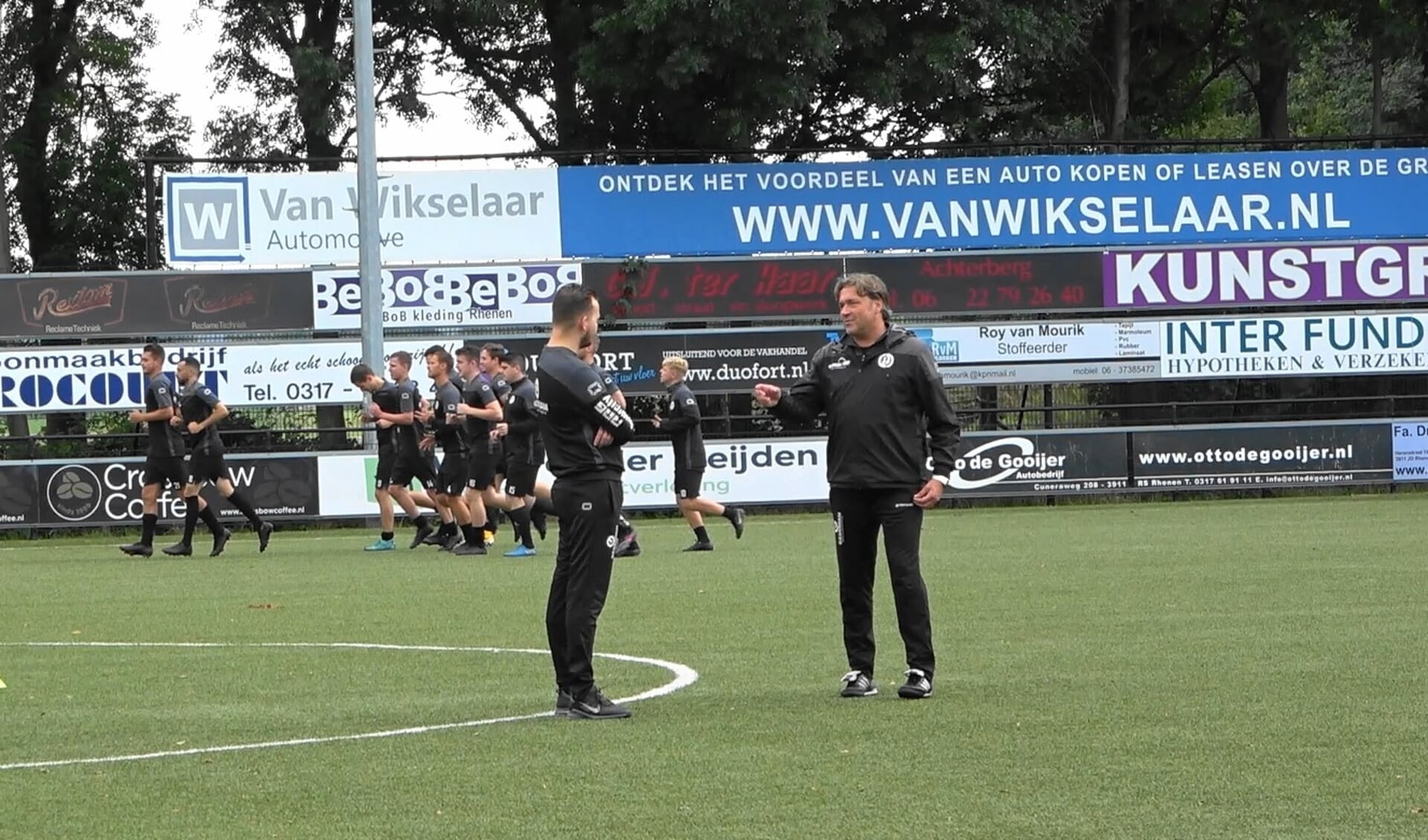 Jan Veldhuizen VVA in gesprek met Dion van der Laan, met op de achtergrond een gedeeltelijke selectie van VVA1. (foto: YouTube Jaap voetbal)