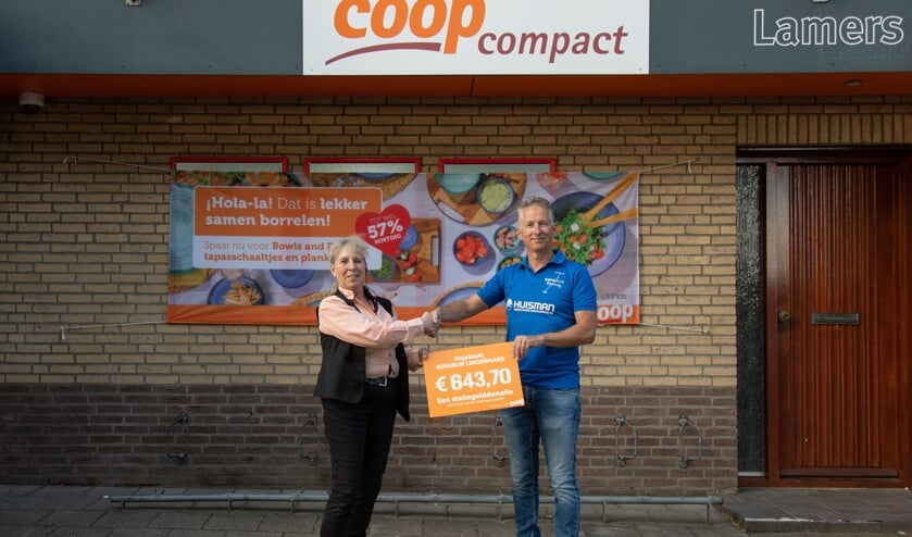 <p>Overhandiging cheque. (foto: Bram Jeurissen)</p>