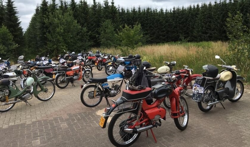 <p>Een 'stilleven' van deelnemende brommers aan een eerdere 'Gruosna 838' toertocht door de Liemers tijdens de pitstop halverwege de toer. (foto: Archief ‘Gruosna 838’ / CV De Deurdreiers)</p>