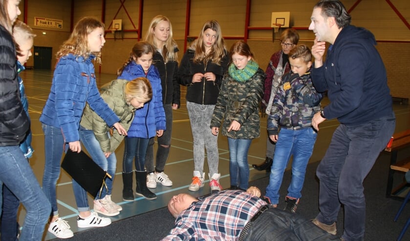 <p>Groep kinderen bij slachtoffer. (foto: Hans Driessen)</p>