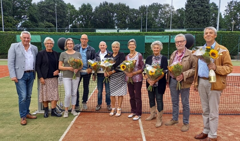 <p>De jubilarissen van Tennisvereniging Groesbeek. (foto: Joop Verstraaten)</p>