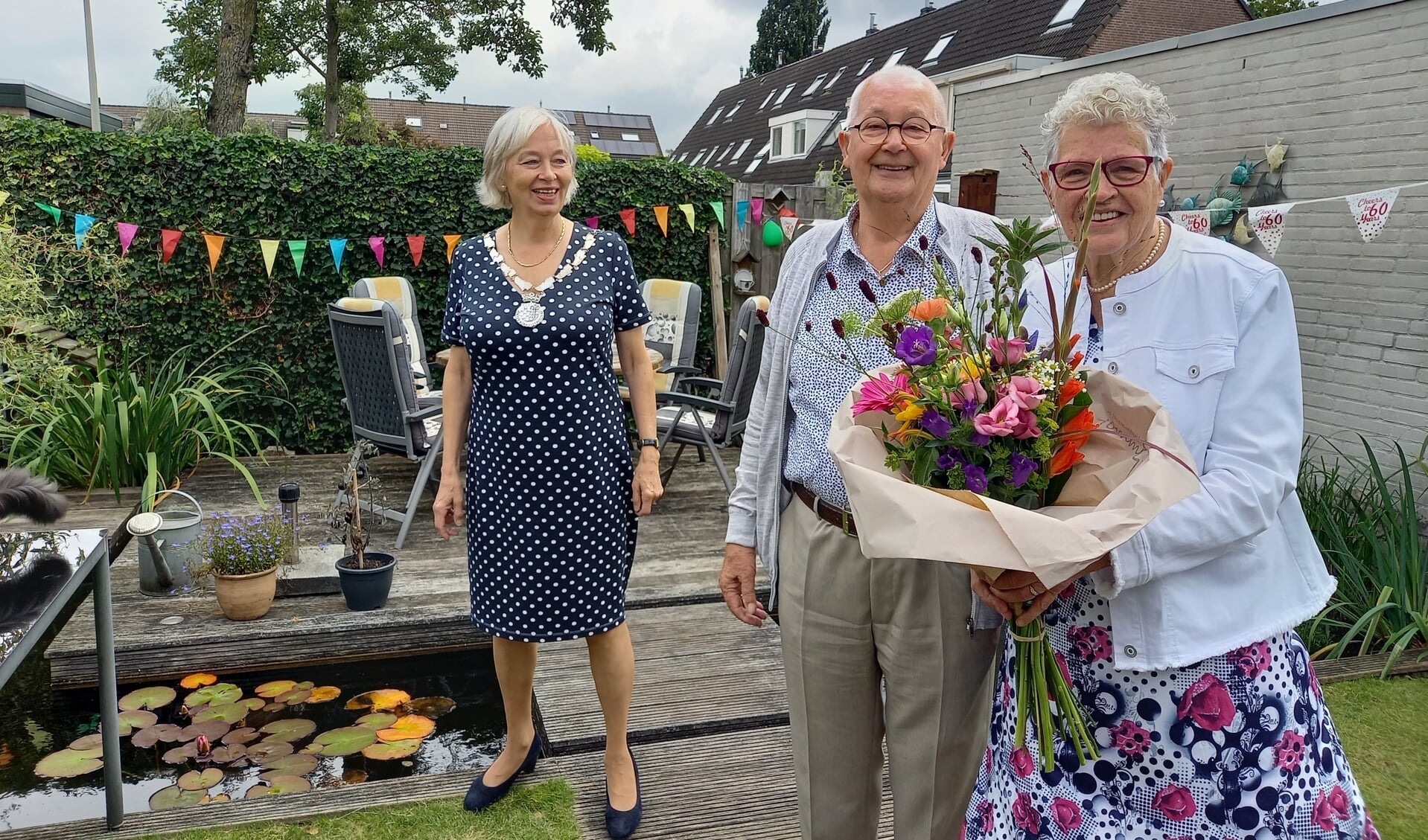 Burgemeester Mittelndorff feliciteert het diamanten paar met een fraai boeket bloemen en een ingelijste trouwacte. (foto: Joop Verstraaten)